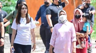 Adu Gaya Iriana dan Selvi Ananda, Mentereng Bertabur Berlian di Nikahan Putri Zulhas & Zumi Zola?