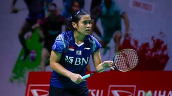 Pebulu tangkis tunggal putri Indonesia Gregoria Mariska Tunjung saat bertanding melawan tunggal putri Taiwan Sung Shuo Yun dalam babak 32 besar Daihatsu Indonesia Masters 2023 di Istora Senayan, Jakarta Pusat, Rabu (25/1/2023). [Suara.com/Alfian Winanto]