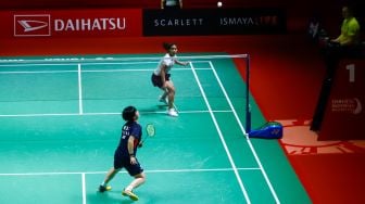 Pebulu tangkis tunggal putri Indonesia Gregoria Mariska Tunjung saat bertanding melawan tunggal putri China He Bing Jiao dalam babak 16 besar Daihatsu Indonesia Masters 2023 di Istora Senayan, Jakarta Pusat, Kamis (26/1/2023). [Suara.com/Alfian Winanto]