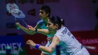 Pebulu tangkis ganda putri India Tanisha Crasto dan Ashwini saat bertanding melawan ganda putri Indonesia Lanny Tria Mayasari dan Ribka Sugiarto dalam babak 16 besar Daihatsu Indonesia Masters 2023 di Istora Senayan, Jakarta Pusat, Kamis (26/1/2023). [Suara.com/Alfian Winanto]