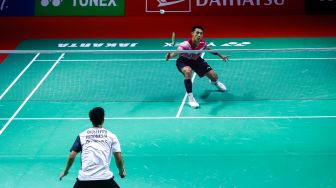 Pebulu tangkis tunggal putra Indonesia Jonatan Christie saat bertanding dengan rekan senegaranya Shesar Hiren Rhustavito dalam babak 16 besar Daihatsu Indonesia Masters 2023 di Istora Senayan, Jakarta Pusat, Kamis (26/1/2023). [Suara.com/Alfian Winanto]