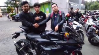 Buah Kesabaran Anak Sholeh, Tiko Dihadiahi Sepeda Motor Mewah