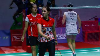 Pebulu tangkis ganda putri Indonesia Lanny Tia Mayasari dan Ribka Sugiarto saat bertanding melawan ganda putri India Tanisha Crasto dan Ashwini dalam babak 16 besar Daihatsu Indonesia Masters 2023 di Istora Senayan, Jakarta Pusat, Kamis (26/1/2023). [Suara.com/Alfian Winanto]