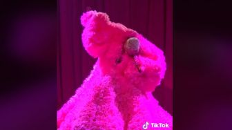 Sam Smith Nyanyi Pakai Gaun Bulu Pink, Syok Banget saat Roknya Dibuka