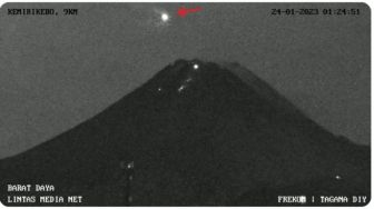 Viral Benda Misterius Bercahaya Melintas di atas Gunung Merapi Dini Hari, UFO?