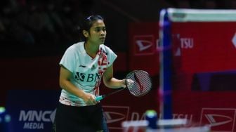 Pebulu tangkis tunggal putri Indonesia Gregoria Mariska Tunjung saat bertanding melawan tunggal putri China He Bing Jiao dalam babak 16 besar Daihatsu Indonesia Masters 2023 di Istora Senayan, Jakarta Pusat, Kamis (26/1/2023). [Suara.com/Alfian Winanto]