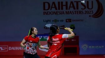 Pebulu tangkis ganda putri Indonesia Lanny Tia Mayasari dan Ribka Sugiarto saat bertanding melawan ganda putri India Tanisha Crasto dan Ashwini dalam babak 16 besar Daihatsu Indonesia Masters 2023 di Istora Senayan, Jakarta Pusat, Kamis (26/1/2023). [Suara.com/Alfian Winanto]