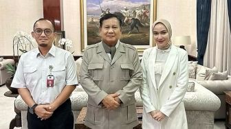 Cieee, Ini Momen Dahnil Anzar Kenalkan Calon Istri ke Prabowo