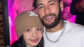 Langsung Trending, Lisa BLACKPINK Bagikan Foto Manis dengan Pemain Sepak Bola Neymar Jr.