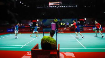 Pebulu tangkis ganda putra Indonesia Marcus Gideon dan Kevin Sanjaya saat bertanding melawan ganda putra China Liu Yu Chen dan Ou Xuan Yi dalam babak 16 besar Daihatsu Indonesia Masters 2023 di Istora Senayan, Jakarta Pusat, Kamis (26/1/2023). [Suara.com/Alfian Winanto]