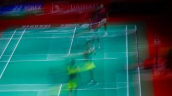 Pebulu tangkis ganda putri Indonesia Apriyani Rahayu dan Siti Fadia Silva Ramadhanti saat bertanding melawan ganda putri Thailand Jongkolphan Kititharakul dan Rawinda Prajongjai dalam Perempat Final Daihatsu Indonesia Masters 2023 di Istora Senayan, Jakarta Pusat, Jumat (27/1/2023). [Suara.com/Alfian Winanto]