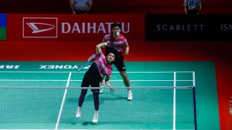 Pebulu tangkis ganda putra Indonesia Daniel Marthin dan Leo Rolly Carnando saat bertanding melawan pebulu tangkis ganda putra Jepang Keiichiro Matsui dan Yoshinori Takeuchi pada babak perempat final Daihatsu Indonesia Masters 2023 di Istora Senayan, Jakarta Pusat, Jumat (27/1/2023). [Suara.com/Alfian Winanto]