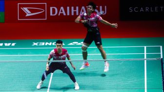 Pebulu tangkis ganda putra Indonesia Daniel Marthin dan Leo Rolly Carnando saat bertanding melawan pebulu tangkis ganda putra Jepang Keiichiro Matsui dan Yoshinori Takeuchi pada babak perempat final Daihatsu Indonesia Masters 2023 di Istora Senayan, Jakarta Pusat, Jumat (27/1/2023). [Suara.com/Alfian Winanto]