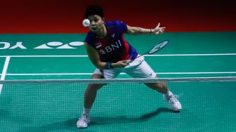 Pebulu tangkis ganda putri Indonesia Apriyani Rahayu saat bertanding melawan ganda putri Thailand Jongkolphan Kititharakul dan Rawinda Prajongjai dalam Perempat Final Daihatsu Indonesia Masters 2023 di Istora Senayan, Jakarta Pusat, Jumat (27/1/2023). [Suara.com/Alfian Winanto]