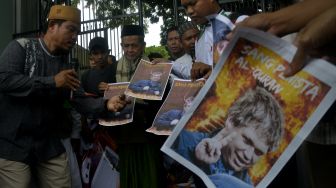 Pengunjuk rasa yang tergabung dalam Forum Umat Islam Bersatu (FUIB) membakar foto politisi asal Swedia Rasmus Paludan di depan kantor DPRD Sulsel, Makassar, Sulawesi Selatan, Jumat (27/1/2023). [ANTARA FOTO/Abriawan Abhe].