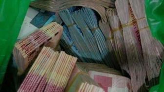 Uang Ratusan Juta Dalam Kantong Plastik Hijau Hebohkan Warga Kendari