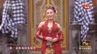 Tampil Percaya Diri dengan Kebaya Merah, Intip 7 Momen Rossa Tampil di Stasiun TV China