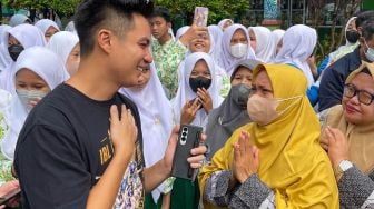 Bantu Bayar Tunggakan Uang Sekolah Rp300 Juta, Baim Wong Kaget Diserbu Guru