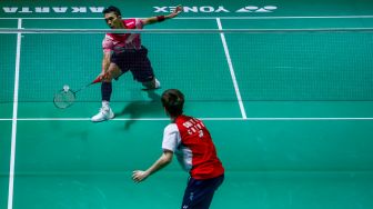 Pebulu tangkis tunggal putra Indonesia Jonatan Christie saat bertanding melawan pebulu tangkis tunggal putra China Shi Yu Qi pada babak Semifinal turnamen Daihatsu Indonesia Masters 2023 di Istora Senayan, Jakarta Pusat, Sabtu (28/1/2023). [Suara.com/Alfian Winanto]