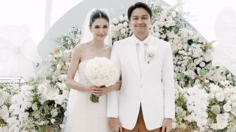 Resmi Menikah dengan Deva Mahenra, Mikha Tambayong Tampil Cantik dengan Busana Pengantin Lungsuran Milik Sang Ibu