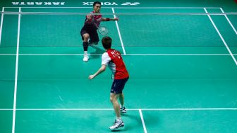 Pebulu tangkis tunggal putra Indonesia Jonatan Christie saat bertanding melawan pebulu tangkis tunggal putra China Shi Yu Qi pada babak Semifinal turnamen Daihatsu Indonesia Masters 2023 di Istora Senayan, Jakarta Pusat, Sabtu (28/1/2023). [Suara.com/Alfian Winanto]