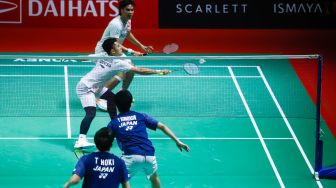 Pebulu tangkis ganda putra Indonesia Daniel Marthin dan Leo Rolly Carnando saat bertanding melawan pebulu tangkis ganda putra Jepang Takura Hoki dan Yugo Kobayashi pada babak Semi final turnamen Daihatsu Indonesia Masters 2023 di Istora Senayan, Jakarta Pusat, Sabtu (28/1/2023). [Suara.com/Alfian Winanto]