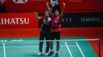 Pebulu tangkis tunggal putra Indonesia Chico Aura Dwi Wardoyo bersama pelatihnya, Irwansyah melakukan selebrasi usai berhasil mengalahkan Pebulu tangkis tunggal putra Hong Kong Ng Ka Long Angus pada babak Semifinal turnamen Daihatsu Indonesia Masters 2023 di Istora Senayan, Jakarta Pusat, Sabtu (28/1/2023). [Suara.com/Alfian Winanto]