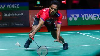 Pebulu tangkis tunggal putra Indonesia Chico Aura Dwi Wardoyo saat bertanding melawan pebulu tangkis tunggal putra Hong Kong Ng Ka Long Angus pada babak Semifinal turnamen Daihatsu Indonesia Masters 2023 di Istora Senayan, Jakarta Pusat, Sabtu (28/1/2023). [Suara.com/Alfian Winanto]