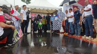 Ngeeeng! Kapolda Metro Jaya dan Heru Budi Jajal Street Race Kemayoran di Tengah Hujan Deras