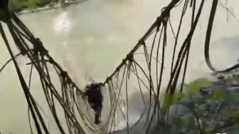 Jembatan Tali Sungai Diguel Papua Putus, 3 Polisi Dan 1 Prajurit TNI Hilang Terbawa Arus