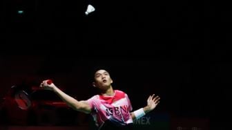 Pebulu tangkis tunggal putra Indonesia Jonatan Chrsitie saat bertanding dengan sesama tunggal putra Indonesia Chico Aura Dwi Wardoyo dalam babak final turnamen bulutangkis Indonesia Masters 2023 di Istora Senayan, Jakarta, Minggu (29/1/2023). [Suara.com/Alfian Winanto]