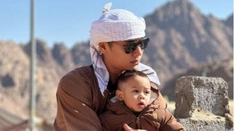 Unggah Foto Baby L, Rizky Billar Sindir Haters: Mana yang Bilang Muka Lesti Kayak Tertekan?