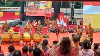 Hadiri Perayaan Imlek Nasional, Jokowi Gebuk Rebana Biang Bareng Megawati