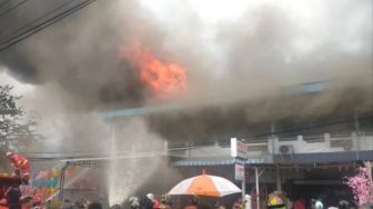 6 Ruko Dilalap Api, Kantor Majelis Adat Budaya Tionghoa Singkawang Rusak Parah