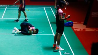 Pebulu tangkis ganda putra Indonesia Daniel Marthin dan Leo Rolly Carnando melakukan selebrasi usai berhasil mengalahkan pebulu tangkis ganda putra China He Ji Ting dan Zhou Hao Dong dalam pertandingan babak final turnamen bulutangkis Daihatsu Indonesia Masters 2023 di Istora Senayan, Jakarta Pusat, Minggu (29/1/2023).  [Suara.com/Alfian Winanto]