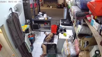 HP di Tangan Dirampas Maling, Emak-emak Ini Cuma Bengong Sambil Rebahan