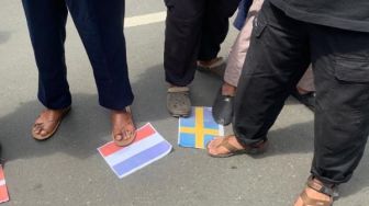 PA 212 Injak-injak Bendera Swedia dan Belanda, Minta Pemerintah Putuskan Diplomasi