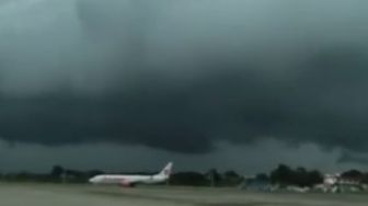 Awan Hitam Seperti Ombak Menggulung di Bandara Sultan Hasanuddin, Ini Penjelasan BMKG