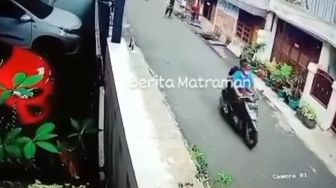 Viral! Dua Jambret Kabur Terbirit-birit Dikejar Emak-emak Di Matraman