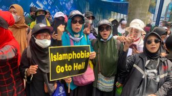 Massa yang tergabung dalam PA 212 aksi di depan Kedutaan Besar (Kedubes) Swedia, Kuningan, Jakarta Selatan pada Senin (30/1/2023). [Suara.com/Yamual]