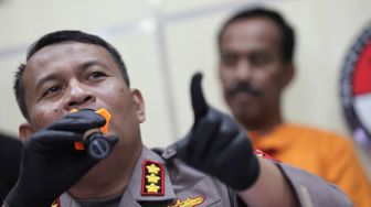 Polisi menunjukkan tersangka M Samanhudi Anwar (kanan) yang merupakan mantan Wali Kota Blitar saat ungkap kasus perampokan rumah dinas Wali Kota Blitar Santoso di Polda Jawa Timur, Surabaya, Jawa Timur, Senin (30/1/2023). [ANTARA FOTO/Didik Suhartono].