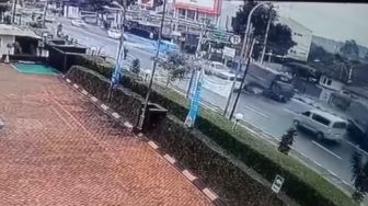 Viral Detik-detik Minibus Tabrak 2 Truk TNI di Puncak Bogor