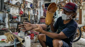 Pekerja di Sanggar Organ Prosthetic membuat tangan dan kaki palsu untuk membantu kaum Disabilitas di Kecamatan Neglasari, Kota Tangerang, Banten, Minggu (29/1/2023).