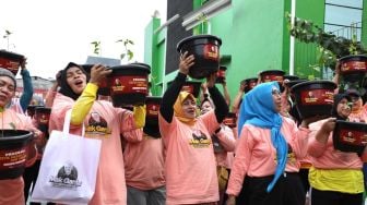 Peduli Pada Pertanian, Mak Ganjar Bagi-bagi 500 Pohon Cabai Door to Door di Jakpus