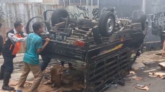Mobil Bak Pengangkut Air Mineral Terbalik di Jalan Panjang, Diduga Rem Blong