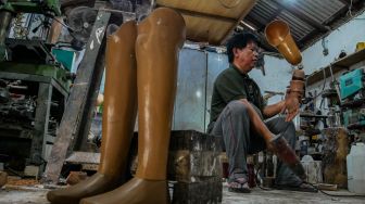 Pekerja di Sanggar Organ Prosthetic membuat tangan dan kaki palsu untuk membantu kaum Disabilitas di Kecamatan Neglasari, Kota Tangerang, Banten, Minggu (29/1/2023).