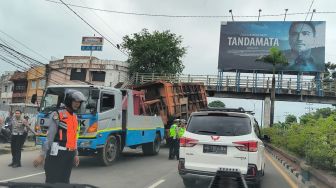 Bak Truk Nyangkut di JPO, Jalan Sudirman Palembang Macet Parah Pagi Ini