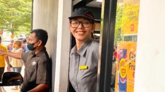 Bunda Corla Jadi Crew McD Indonesia Bikin Heboh: Kenapa Bisa Se-Viral Ini?