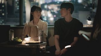 Tonjolkan Kesedihan, Intip Still Cut Drama Baru Lee Sung Kyung Call It Love