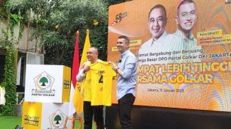 Disematkan Jaket Kuning, Eks Pentolan PSI Rian Ernest Resmi Menjadi Kader Partai Golkar